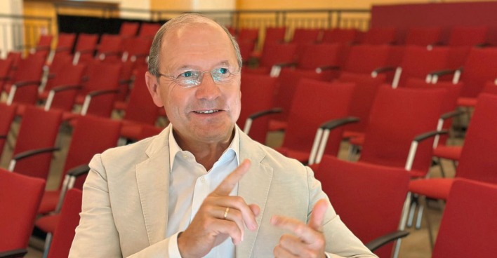 Kömodie Graz-Chef Urs Harnik im Rahmen eines Interviews