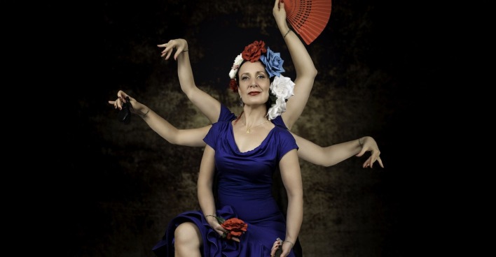 Frau in blauem Kleid mit scheinbar sechs tanzenden Armen