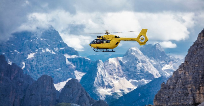 Rettungshubschrauber im alpinen Gelände