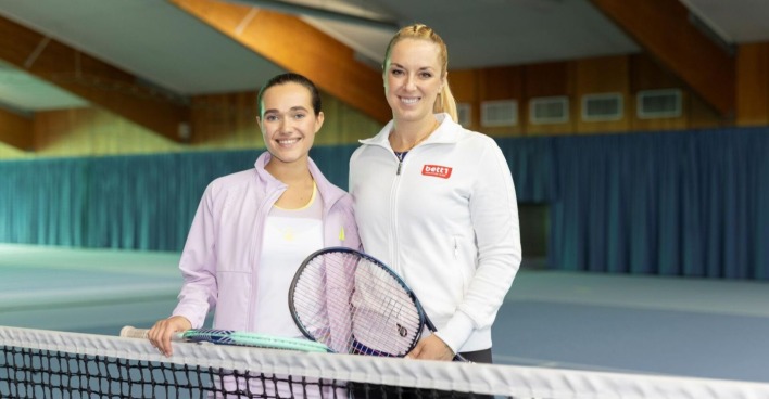 Josephine Martz (l.) und Sabine Lisicki auf einem Tennisplatz für einen Dreh der Serie "Alles was zählt"