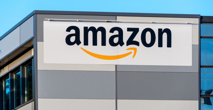Amazon-Gebäude von außen mit großem Firmen-Schriftzug.