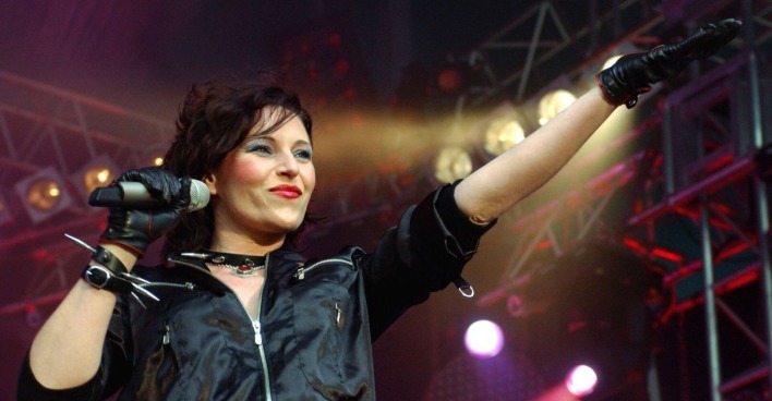 AnNa R. lächelt auf der Bühne