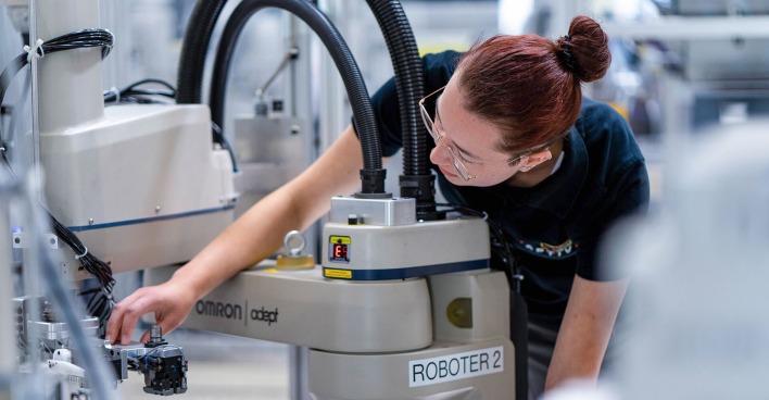 Lehrling bei der Arbeit | Credit: APTIV