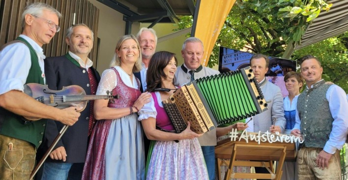 Musiker der "Knöpferlstreich" mit Giuseppe Perna, Astrid Perna- Benzinger, Stadtrat Wolfgang Riedler, LH Mario Kunasek (FPÖ) und LT Karlheinz Kornhäusl am Montag, 18. August 2025, anlässlich einer Pressekonferenz zum Event "Aufsteirern" in Graz.