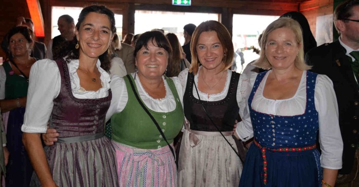 Vier Frauen in Tracht posieren für ein Foto