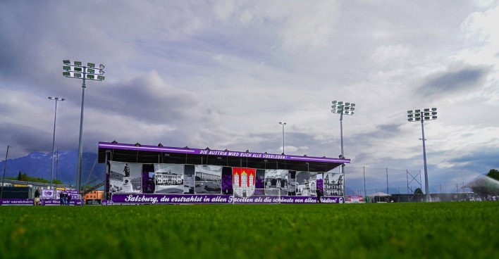 Austria Salzburg trainiert in Rif, wo derzeit kein Flutlicht vorhanden ist.