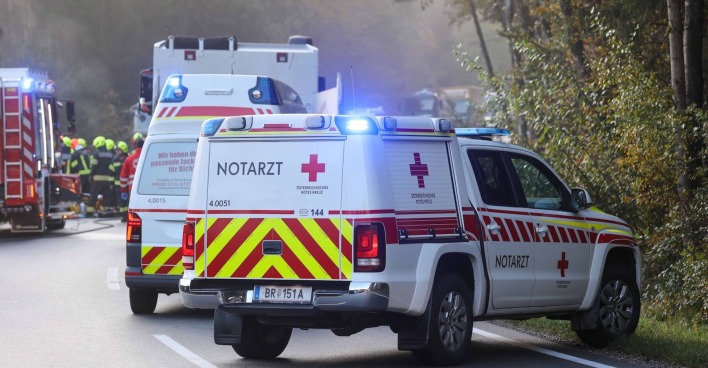 Feuerwehr und Rettungsauto an einer Unfallstelle.