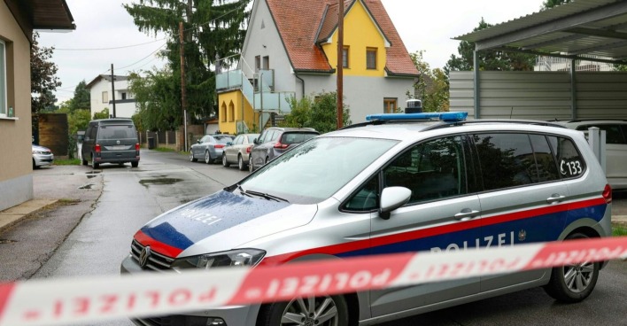 Polizeiauto mit Absperrband in einer Wohnsiedlung in Graz-Wetzelsdorf, wo ein totes Baby auf einem Carportdach gefunden wurde.