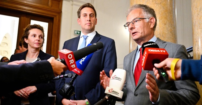 Alexander Pröll und Markus Marterbauer geben gemeinsam ein Statement zu den laufenden Nachverhandlungen der Beamtengehälter ab, umgeben von Mikrofonen mehrerer TV-Sender.