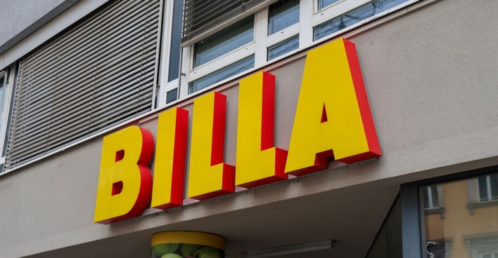 BILLA-Filiallogo an einer Fassade – Symbolbild zur Rückkehr der Rabattpickerl für alle Kund:innen.