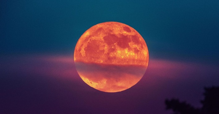 Blutmond 2025 während totaler Mondfinsternis, roter Vollmond über dem Horizont