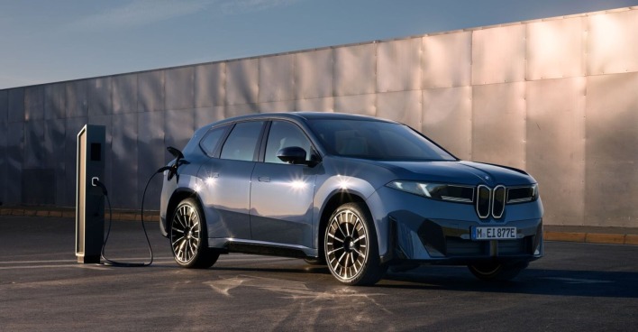 Produktfoto des neuen BMW-iX3 an einer Elektrozapfsäule