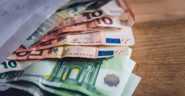 Der Fahrkostenbeitrag für Menschen mit Behinderung wird von 700 auf 355 Euro gekürzt.