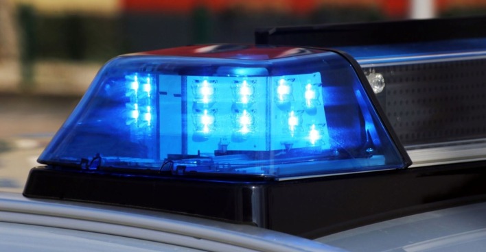 Eingeschaltetes Blaulicht auf dem Dach eines Polizeiwagens