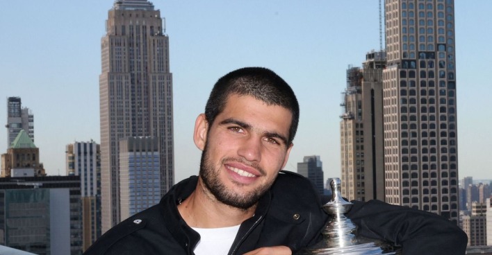 Carlos Alcaraz posiert mit der Trophäe der US Open am Dach des Lotte New York Palace Hotel