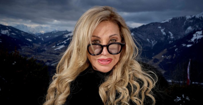 Carmen Geiss mt einer schwarzen Brille