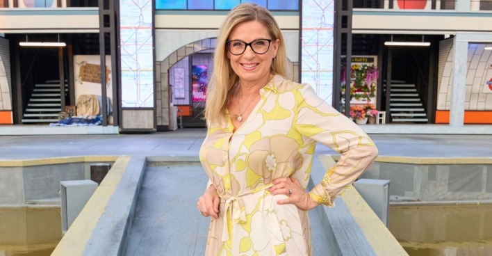 Christa Kummer in einem gelben Kleid