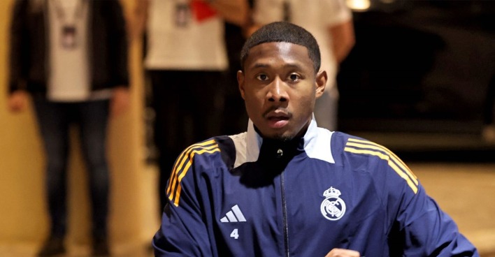 David Alaba im Real-Madrid-Trainingsanzug auf einem Flughafen gehend