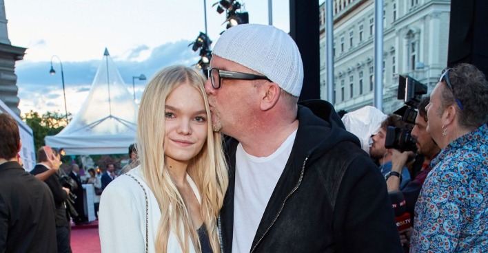 DJ Ötzi küsst seine Tochter Lisa-Marie Friedle auf den Kopf