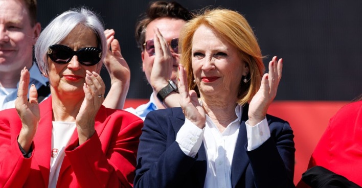 Justizministerin Anna Sporrer (SPÖ) und Doris Bures (SPÖ) am Donnerstag, 1. Mai 2025, im Rahmen des 1. Mai-Aufmarsches der SPÖ, in Wien