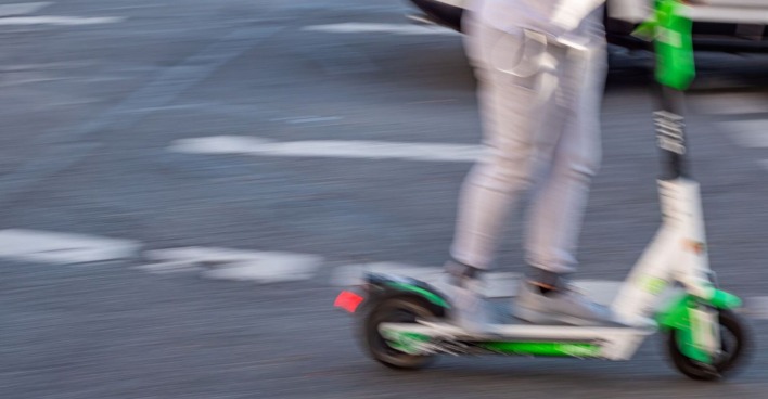 Das KFV fordert eine Helmpflicht für E-Bikes, E-Scooter und E-Mopeds in Österreich.