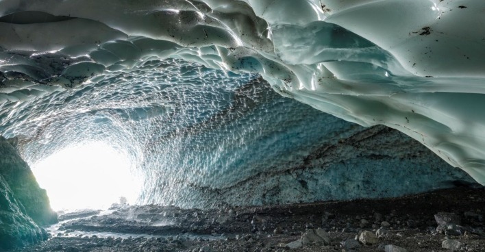 Eiskapelle mit Schmelzwasserbach, Eisfeld am Fuß der Watzmann-Ostwand, Nationalpark Berchtesgaden, Watzmann, Schönau am Königssee, Oberbayern, Bayern, Deutschland, Europa