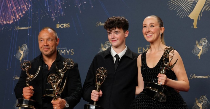 Stephen Graham, Owen Cooper und Erin Doherty halten ihre Emmy-Trophäen bei den Emmys 2025. Owen Cooper wurde mit 15 Jahren als jüngster männlicher Schauspieler ausgezeichnet.