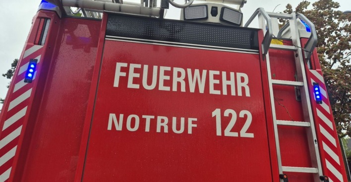 Drei Feuerwehren verhinderten ein Übergreifen auf die zweite Haushälfte.