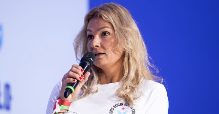 Franziska van Almsick mit Mikrophon