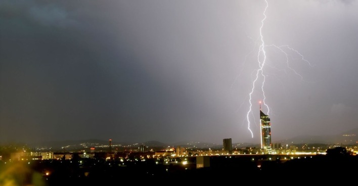Gewitter in der österreichischen Bundeshauptstadt Wien, ein Blitz schlägt in der Nähe des Millenium Towers in wien-Brigittenau ein