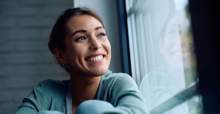 Frau lächelt | Credit: iStock.com/Drazen Zigic