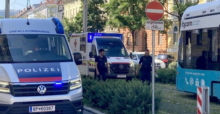 Einsatzkräfte von Polizei und Rettung bei einem schweren Straßenbahnunfall in Graz 2023, Straßenbahn und Einsatzfahrzeuge an der Unfallstelle.