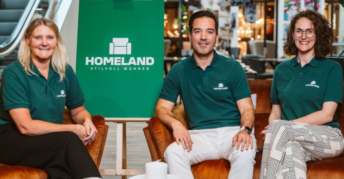 Die Geschäftsführung des neuen Möbelhauses Home auf einer braunen Couch