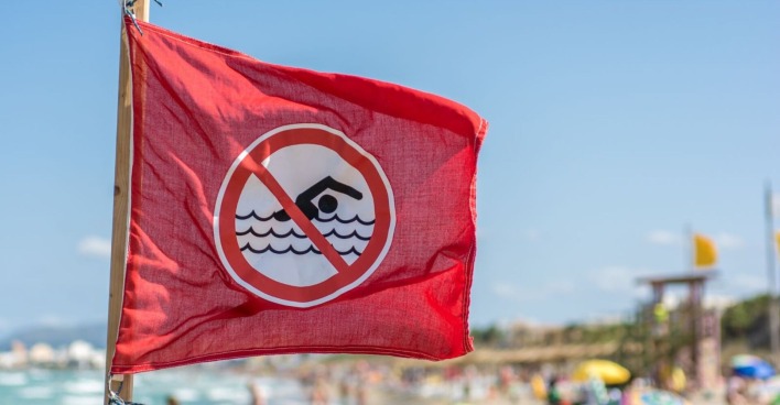 Rote Flagge mit Schwimmverbot am Strand als Warnung nach Hai-Angriff in Sydney.