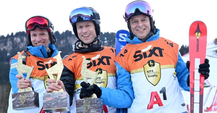 Das Siegerteam mit (v.l.) Martin Resel, dem ehemaligen Skirennfahrer Hannes Reichelt und Thomas Arnoldner anlässlich des? KitzCharityTrophy 2025"-Events am Samstag, 25. Jänner 2025, im Zielbereich der Streif in Kitzbühel