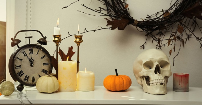 Totenkopf mit Kürbissen | Credit: iStock.com/Liudmila Chernetska