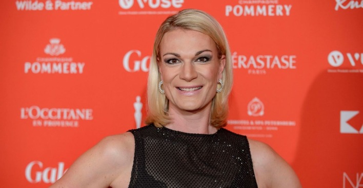 Maria Riesch lächelt in einem schwarzen Kleid