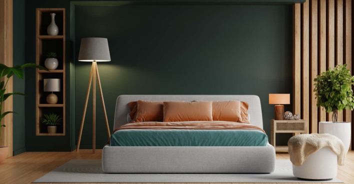 Ein Bett mit grünem Hintergrund