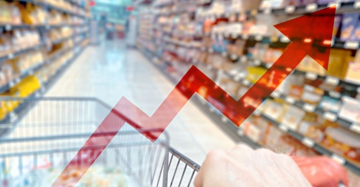 Supermarktgang mit Einkaufswagen, rote Pfeilgrafik nach oben – Symbolbild für steigende Inflation und Lebensmittelpreise in Österreich im August 2025.