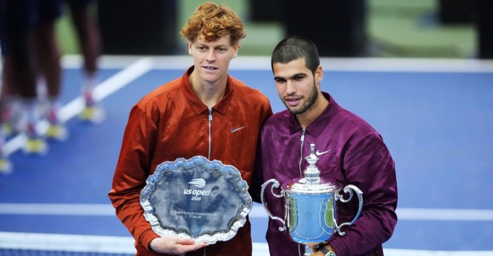ChatGPT:  Sieger Carlos Alcaraz (R) aus Spanien und der Zweitplatzierte Jannik Sinner aus Italien posieren mit ihren Trophäen nach ihrem Herren-Einzelfinale bei den US-Open-Tennismeisterschaften 2025 in New York, Vereinigte Staaten, am 7. September 2025