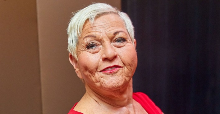 Jazz Gitti mit einem roten Oberteil