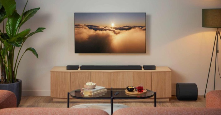 JBL Bar unter TV im Wohnzimmer.