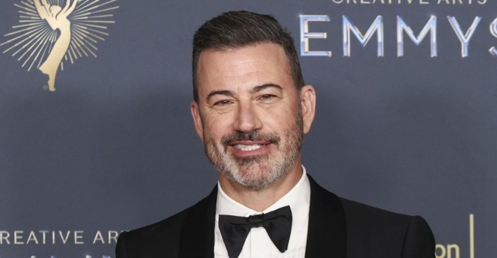 Jimmy Kimmel im Smoking bei der Emmy Verleihung 2025, seine Show wurde nach Kommentaren zum Mord an Charlie Kirk abgesetzt.