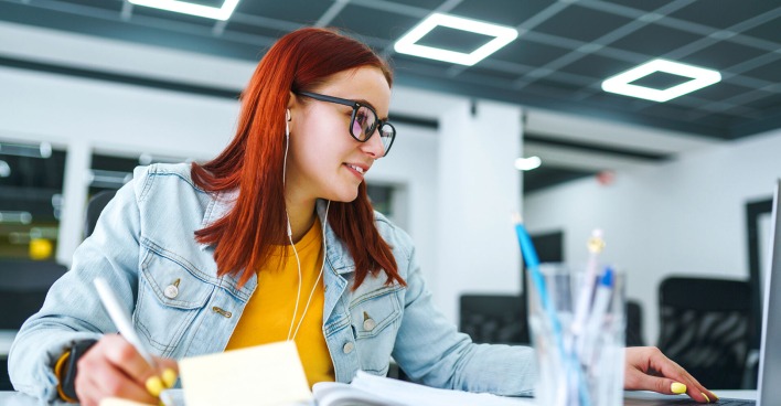 Junge Frau beim Arbeiten | Credit: stock.adobe.com/maxbelchenko