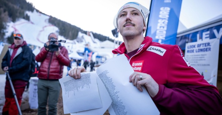 Alpiner Skisport, Weltmeisterschaften, Abfahrt, Herren: Julian Schütter, Skirennläufer (Österreich) und Klimaschutzaktivist, präsentiert einen Brief, der von rund 150 Athletinnen und Athleten unterzeichnet wurde und den er dem Internationalen Skiverband FIS übergeben möchte. In dem Schreiben fordern die Sportler mehr Engagement im Kampf gegen den Klimawandel.