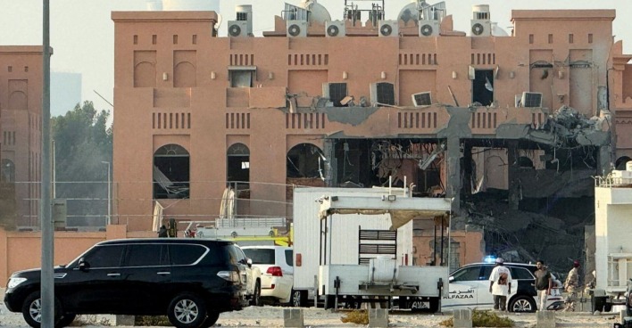 Zerstörtes Wohn- und Bürogebäude in Doha, Katar, nach israelischem Luftangriff – Fassade eingestürzt, Einsatzkräfte und Fahrzeuge vor Ort.