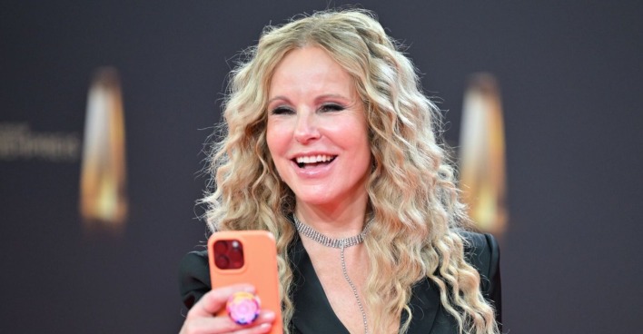 Katja Burkard mit Handy und Lachen