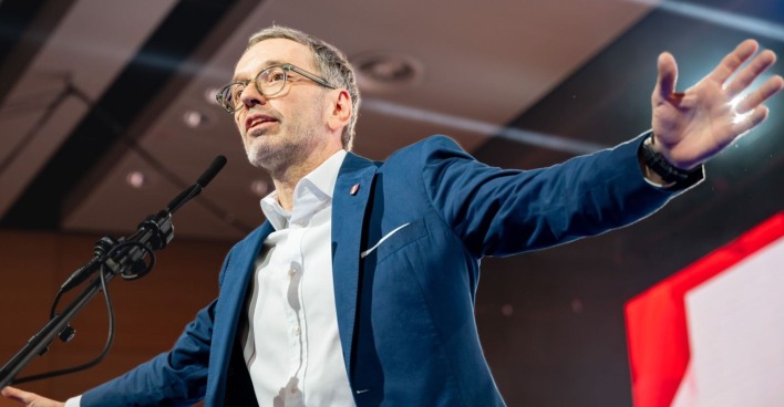 Herbert Kickl auf der Bühne.