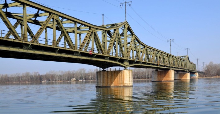 Die Stadlauer Ostbahnbrücke in Wien: Die historische Stahlkonstruktion verbindet den 2. mit dem 22. Bezirk und wurde nun von einem Kreuzfahrtschiff gerammt.