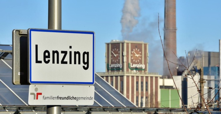 Blick auf das Werk der Lenzing AG, einem weltweit tätigen Unternehmen für Faserproduktion, in Lenzing, Oberösterreich